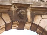 Голова турка снаружи ворот символически означала, что турки останутся за стенами города, не войдут в него.