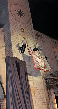Флаг фестиваля спускают с башни, слева видна огромная шинель Гоголя