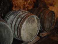 Бочки с вином в винном погребе