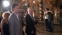 президент Хорватии Иво Йосипович и президент Черногории Филип Вуянович покидают площадку фестиваля